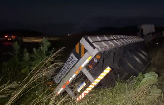 Caminhão com postes de luz cai em buraco na BR 222, na cidade de Sobral