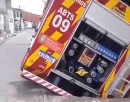 Caminhão dos bombeiros cai em buraco no bairro Vila Velha, em Fortaleza