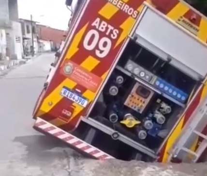 Caminhão dos bombeiros cai em buraco no bairro Vila Velha, em Fortaleza