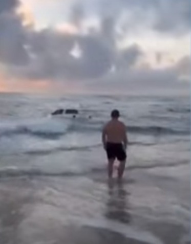 Carro atola na Praia de Lagoinha, em Paraipaba