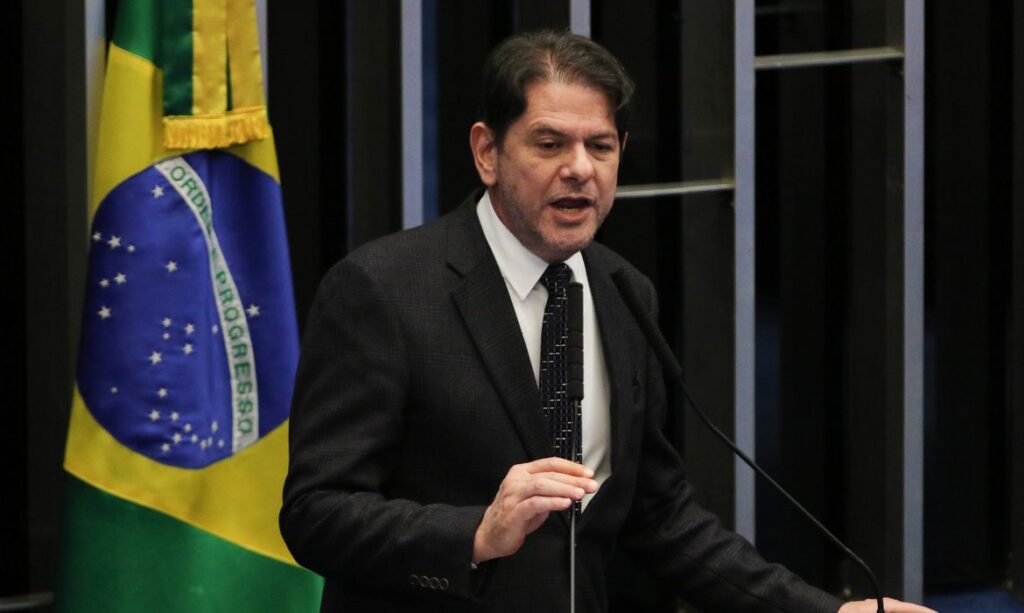 No Senado, Cid Gomes rebate críticas sobre aumento de ministérios do governo Lula