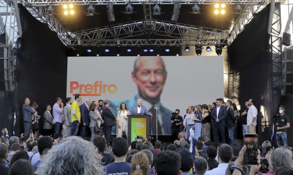 Ciro Gomes registra candidatura à presidência no TSE