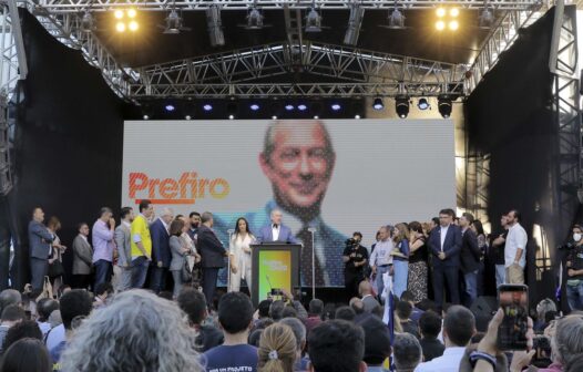 Ciro Gomes registra candidatura à presidência no TSE