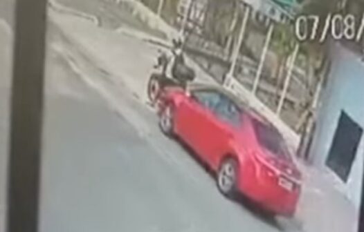 Entregador “voa” na pista após motorista bater em traseira de moto em Fortaleza