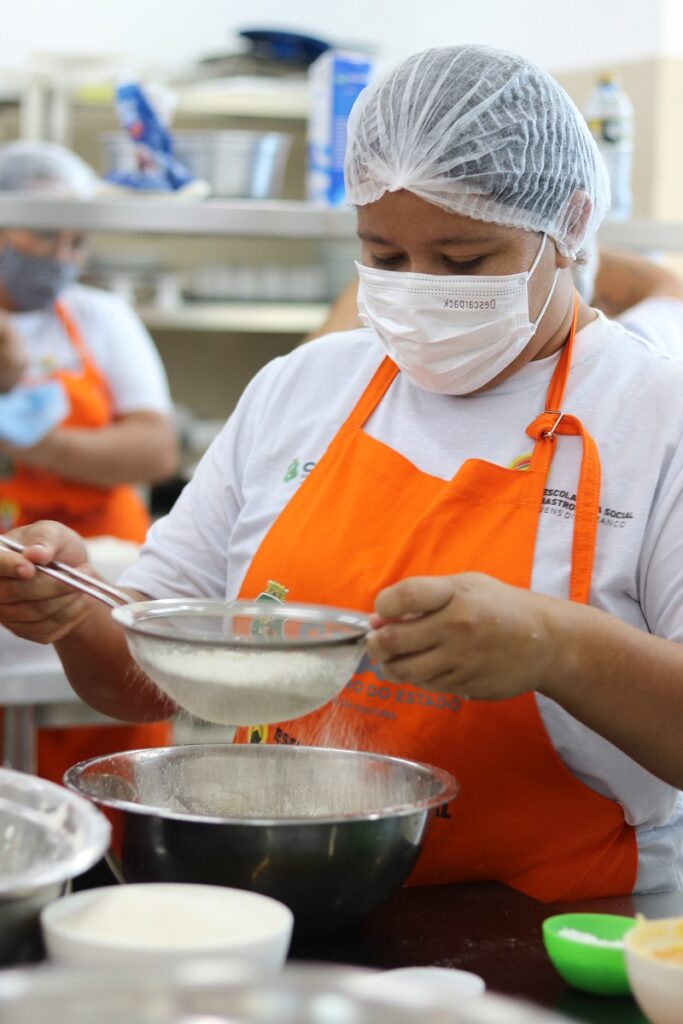 Escola de Gastronomia Social oferta 130 vagas em cursos presenciais e on-line gratuitos