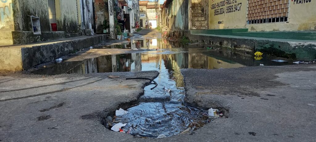 Esgoto a céu aberto afeta moradores do bairro Genibaú, em Fortaleza