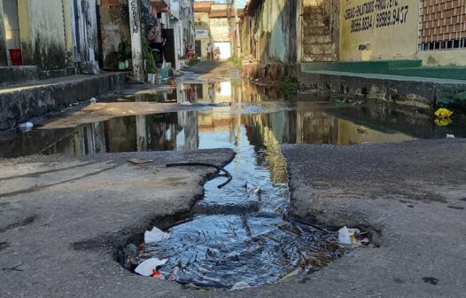Esgoto a céu aberto afeta moradores do bairro Genibaú, em Fortaleza