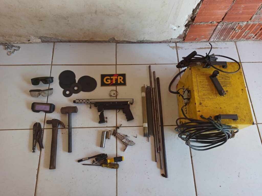 Fábrica clandestina de armas é desativada e PM apreende submetralhadora em Fortaleza