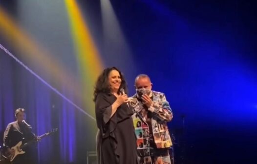 Gal Costa homenageia fã cearense em show