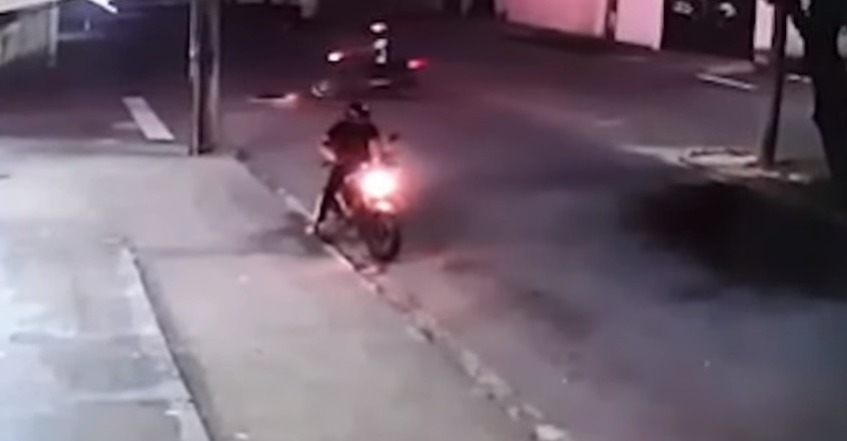 Homem estaciona motocicleta para comprar pão e tem veículo roubado em Fortaleza