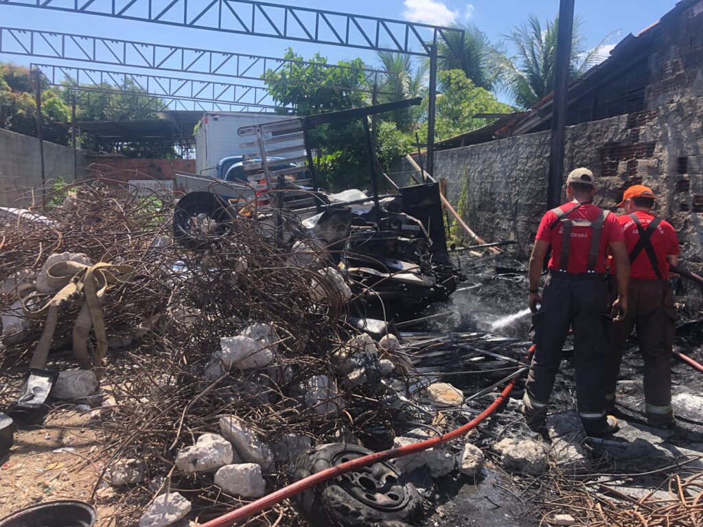 Incêndio atinge galpão de sucata na Cidade dos Funcionários, em Fortaleza