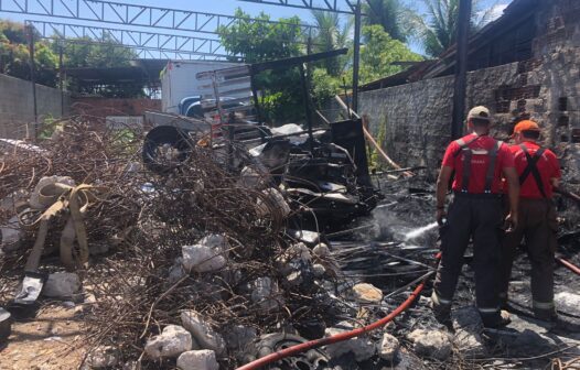 Incêndio atinge galpão de sucata na Cidade dos Funcionários, em Fortaleza