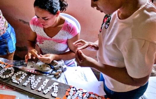 Inec abre inscrições para cursos gratuitos de teatro, mosaico e violão em Caucaia e Maracanaú