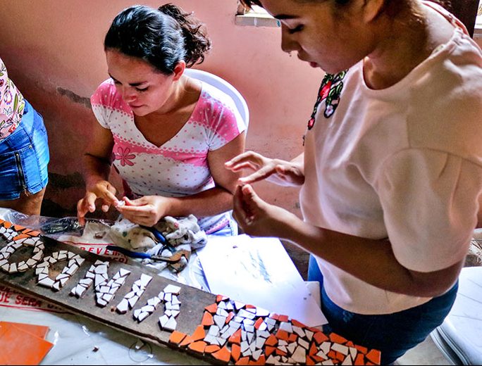 Inec abre inscrições para cursos gratuitos de teatro, mosaico e violão em Caucaia e Maracanaú