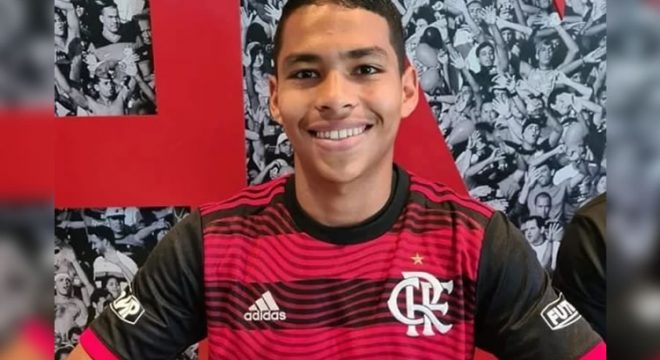 Jovem de Barbalha assina contrato profissional com o Flamengo