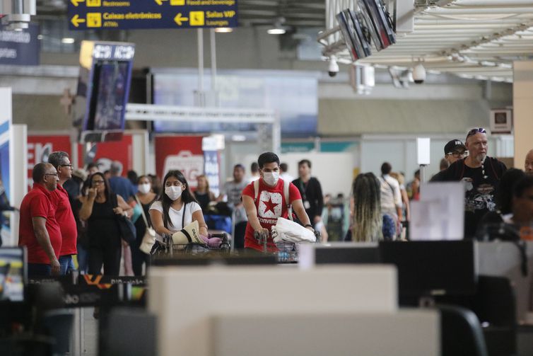 Liberação de máscaras em aeroportos será votada pela Anvisa na quarta-feira (17)