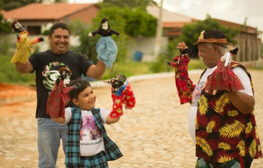 Família de calungueiros carrega a tradição do teatro de bonecos há três gerações