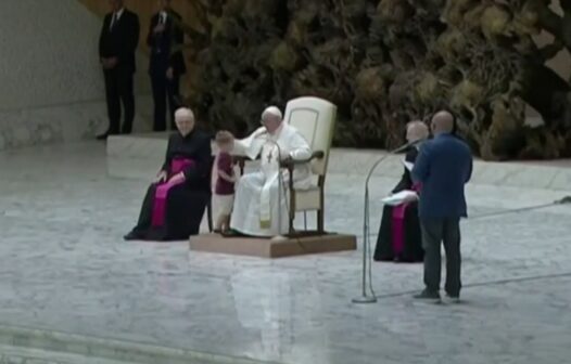 Menino ganha cafuné do Papa após “invadir” cerimônia no Vaticano