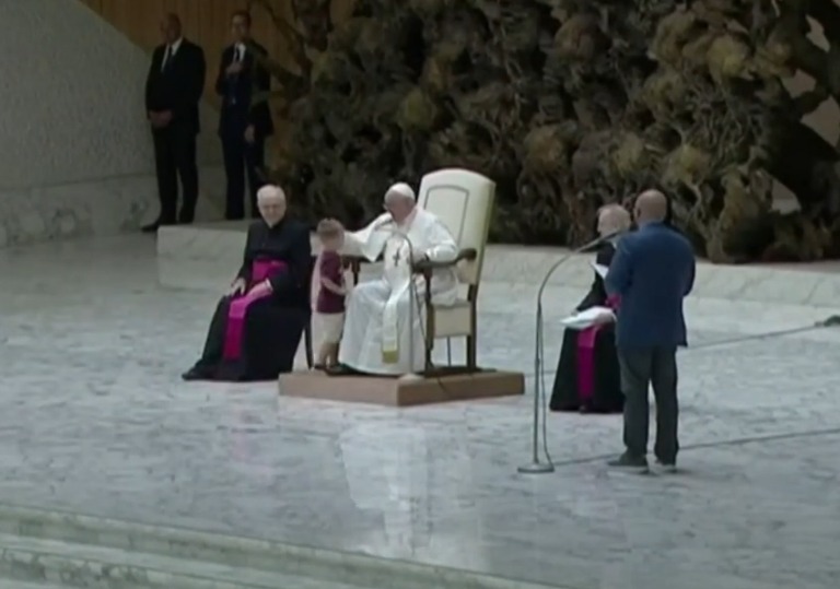 Menino ganha cafuné do Papa após invadir cerimônia no Vaticano