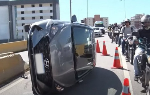 Motorista erra entrada de viaduto e capota carro na avenida Pontes Vieira, em Fortaleza