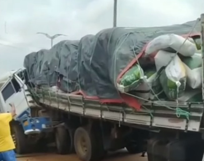 Motorista morre em colisão entre caminhões no interior do Ceará