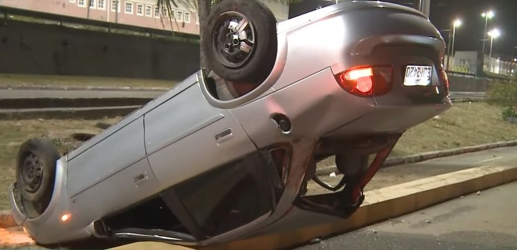 Mulher capota carro após ser trancada durante discussão de trânsito em Fortaleza