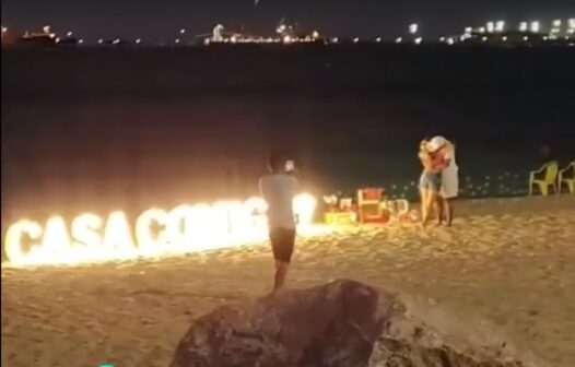 Mulher é pedida em casamento na Praia de Iracema em Fortaleza