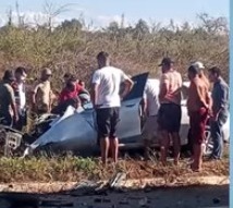 Mulher morre em acidente entre carro e carreta na BR-222