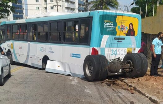 Ônibus perde duas rodas a caminho da Praia do Futuro, em Fortaleza