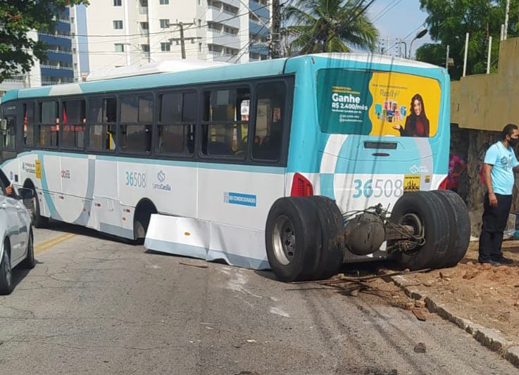 Ônibus perde duas rodas a caminho da Praia do Futuro, em Fortaleza