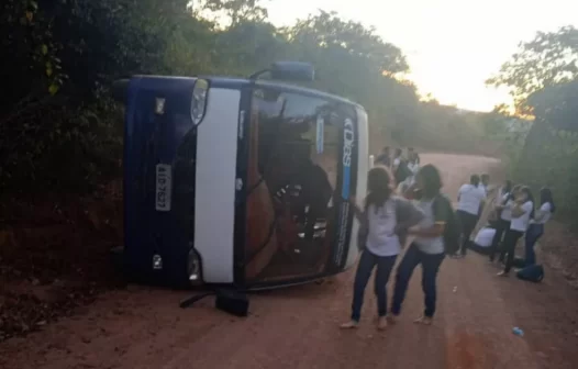 Ônibus que transportava estudantes tomba em subida de ladeira no interior do Ceará