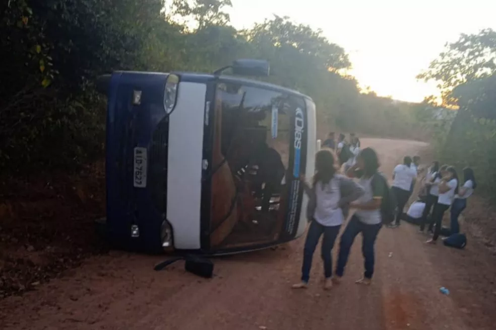 Ônibus que transportava estudantes tomba em subida de ladeira no interior do Ceará