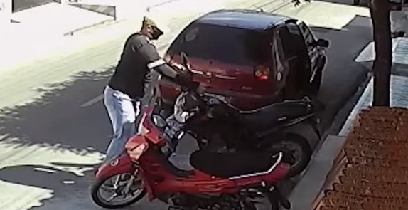 Pedreiro tem moto furtada em Fortaleza