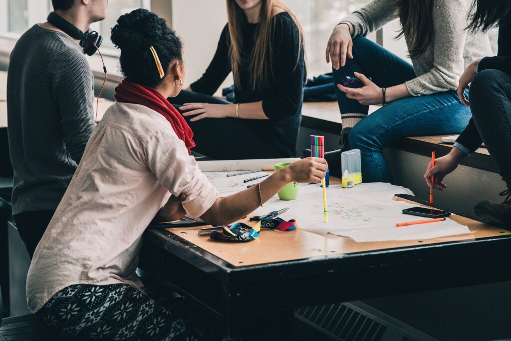 Jovens  revelam  quais  itens  chamam  a atenção  em uma empresa