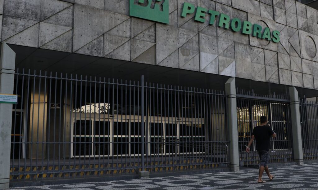 Petrobras abre inscrição para concurso com salário de R$ 5.563,90