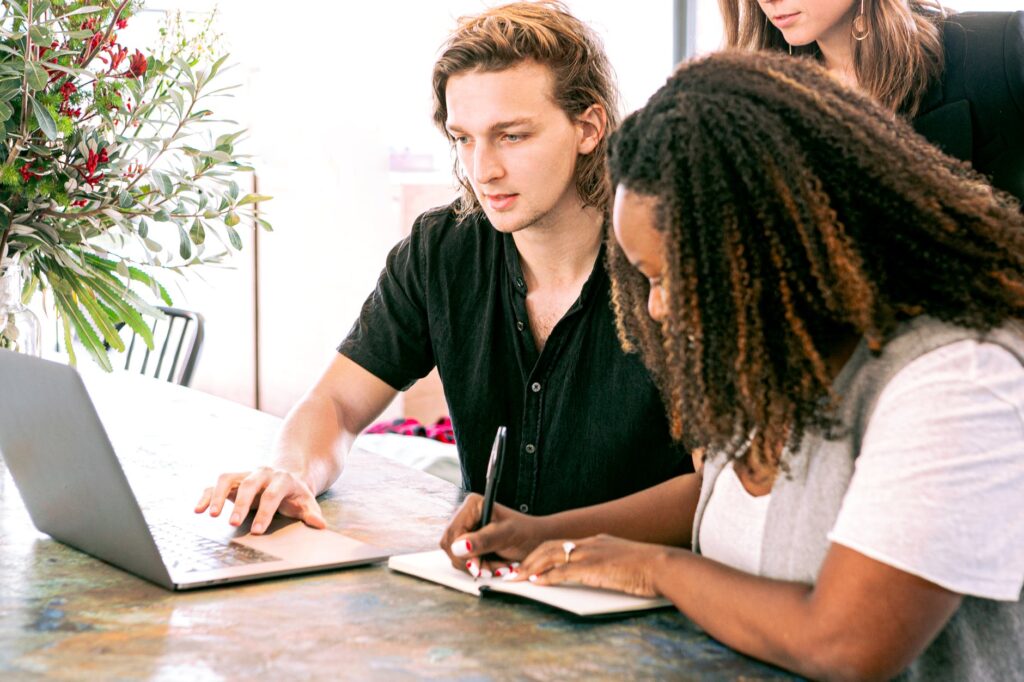 Inscrições disponíveis para programas de capacitação de jovens que buscam o primeiro emprego