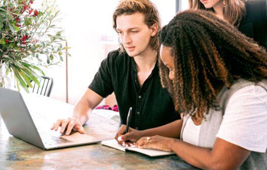 Inscrições disponíveis para programas de capacitação de jovens que buscam o primeiro emprego