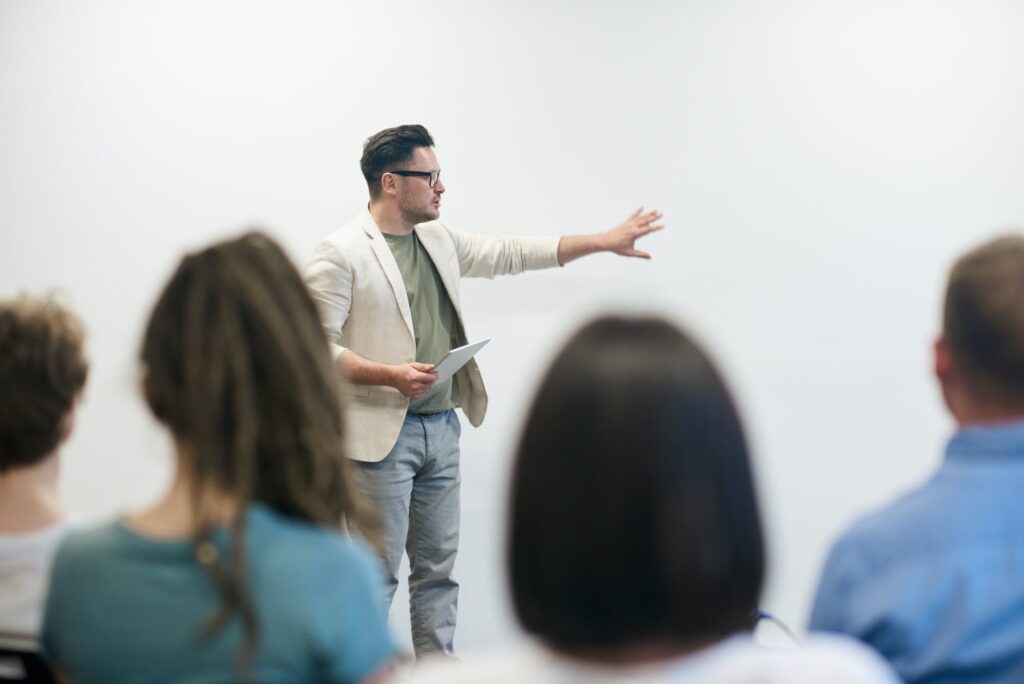 IFCE lança editais para contração de professores e tradutor de Libras