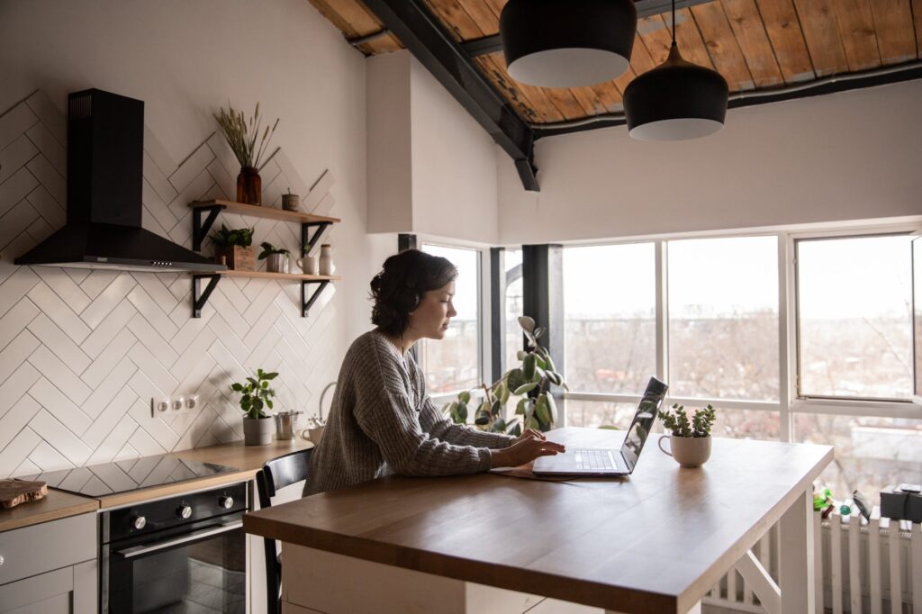 Empresa abre novas vagas de trabalho home office para diversas áreas