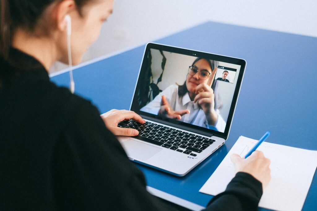 A linguagem não-verbal nas entrevistas on-line