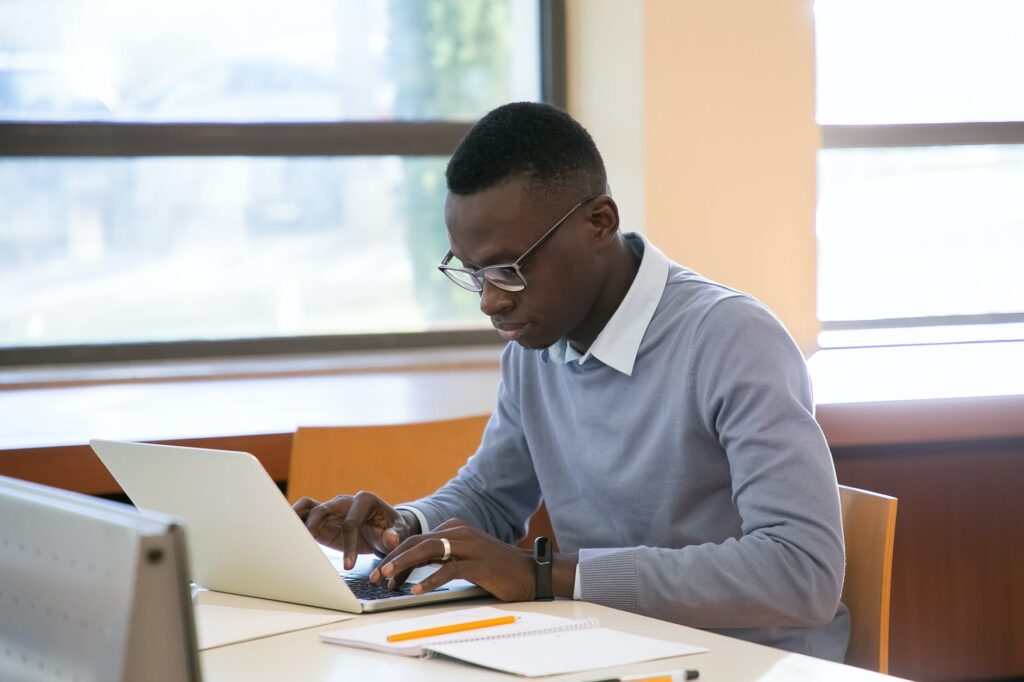 Programa de Estágio  abre 750 vagas e 50% delas são exclusivas para estudantes negros