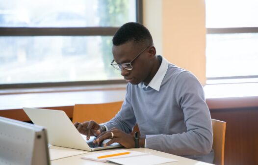 Programa de Estágio  abre 750 vagas e 50% delas são exclusivas para estudantes negros