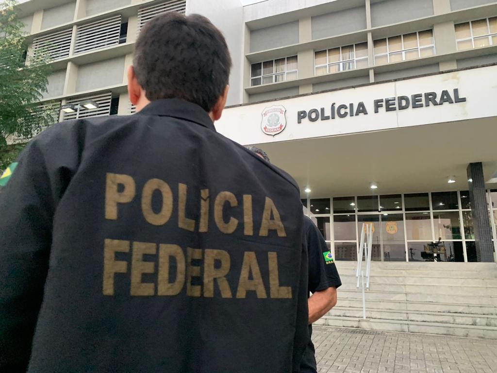 Lavagem de dinheiro: operação da PF cumpre mandados contra liderança de facção criminosa