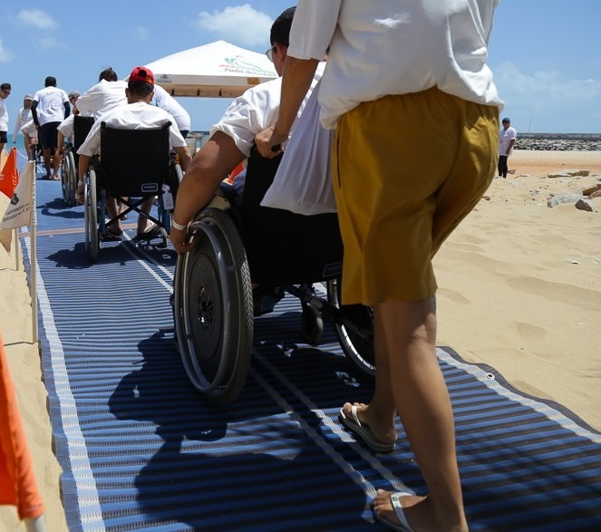 Projeto Praia Acessível vai oferecer passeio de barco a vela todo mês