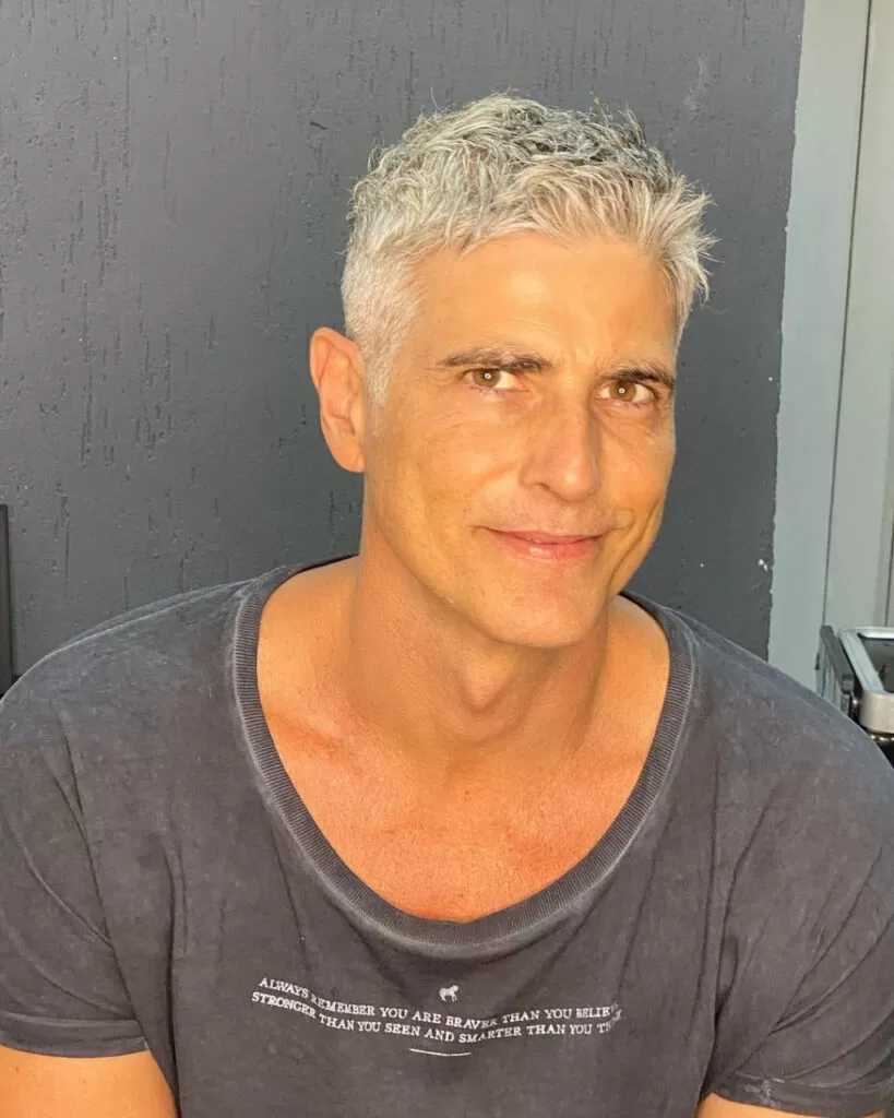 Reynaldo Gianecchini surge com cabelos grisalhos