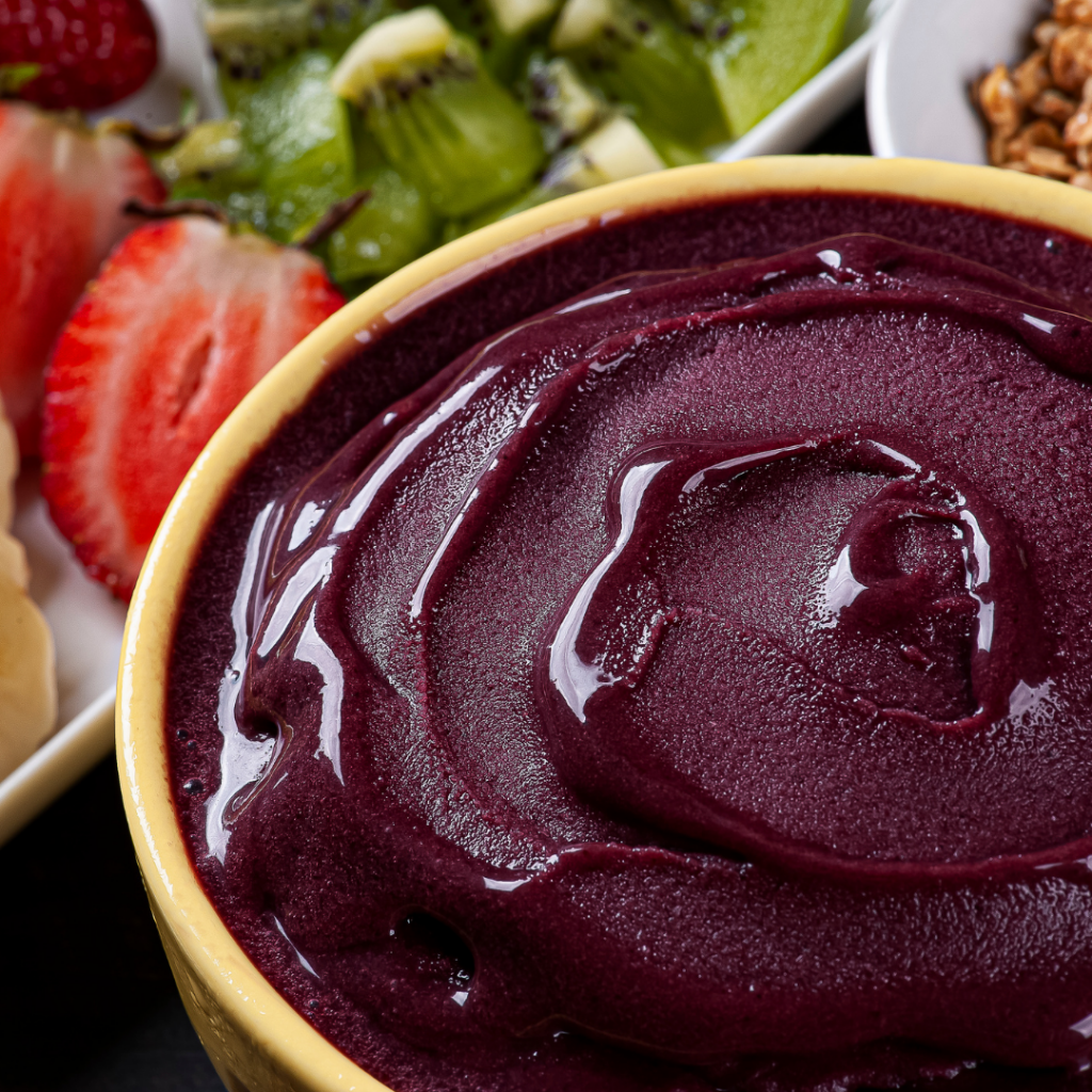 Saiba se comer açaí contribui ou não para o ganho de peso