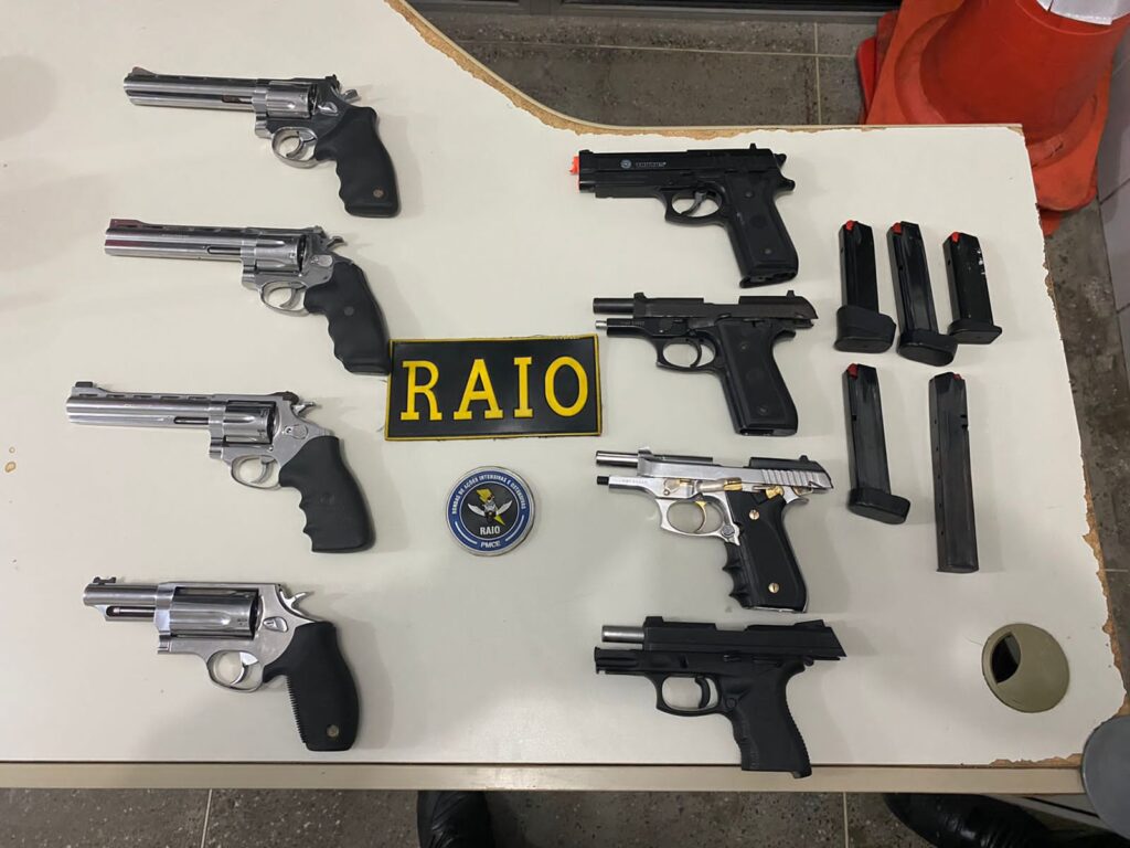 Sete armas de fogo e um simulacro de pistola são apreendidos no bairro Montese, em Fortaleza