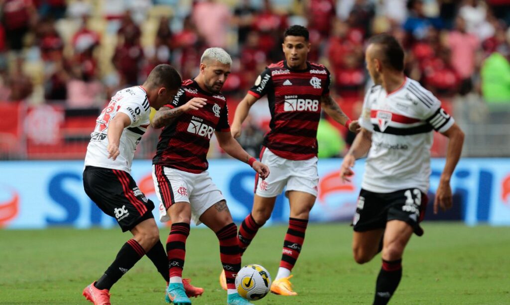 Sob jejum de vitórias no Brasileiro, São Paulo encara Flamengo em casa