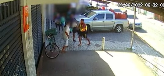 Suspeito tenta furtar bicicleta, mas é impedido por dono armado com pedaço de madeira