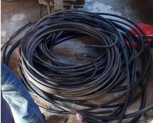 Suspeitos usam fardas de empresa e furtam cerca de 50kg de fios de internet em Fortaleza